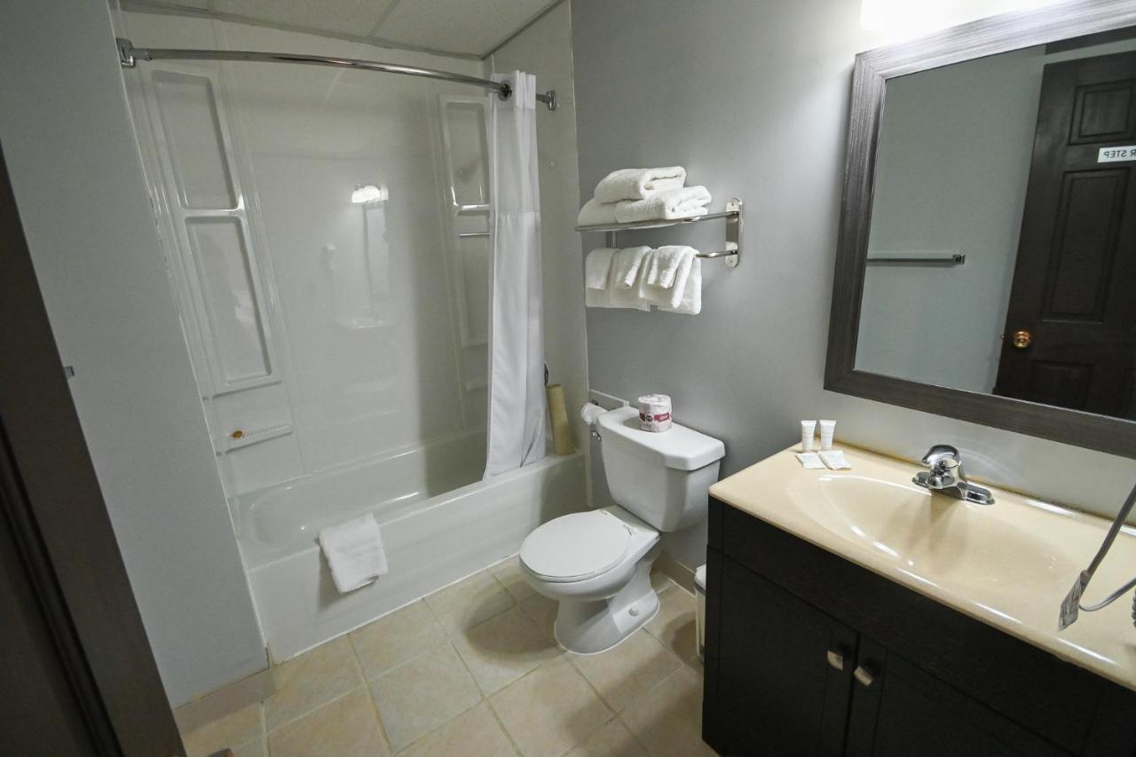 Le Voyageur Inn Mattawa エクステリア 写真