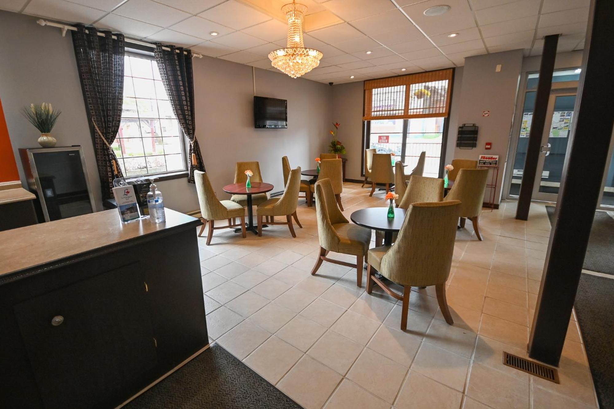 Le Voyageur Inn Mattawa エクステリア 写真