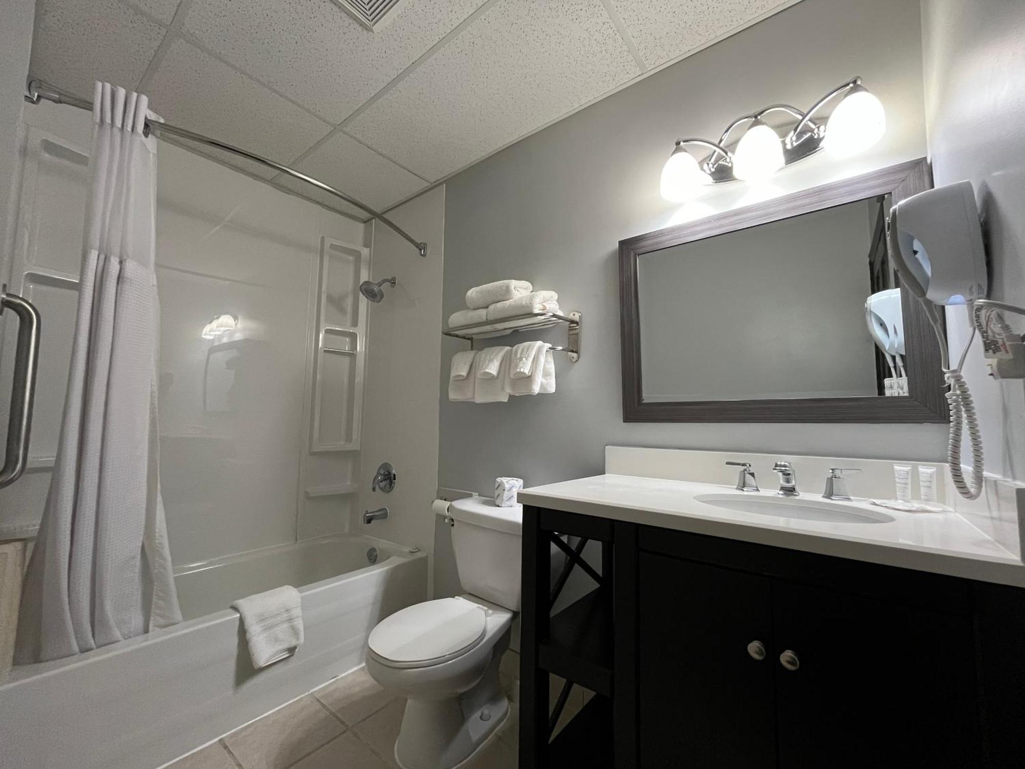 Le Voyageur Inn Mattawa エクステリア 写真