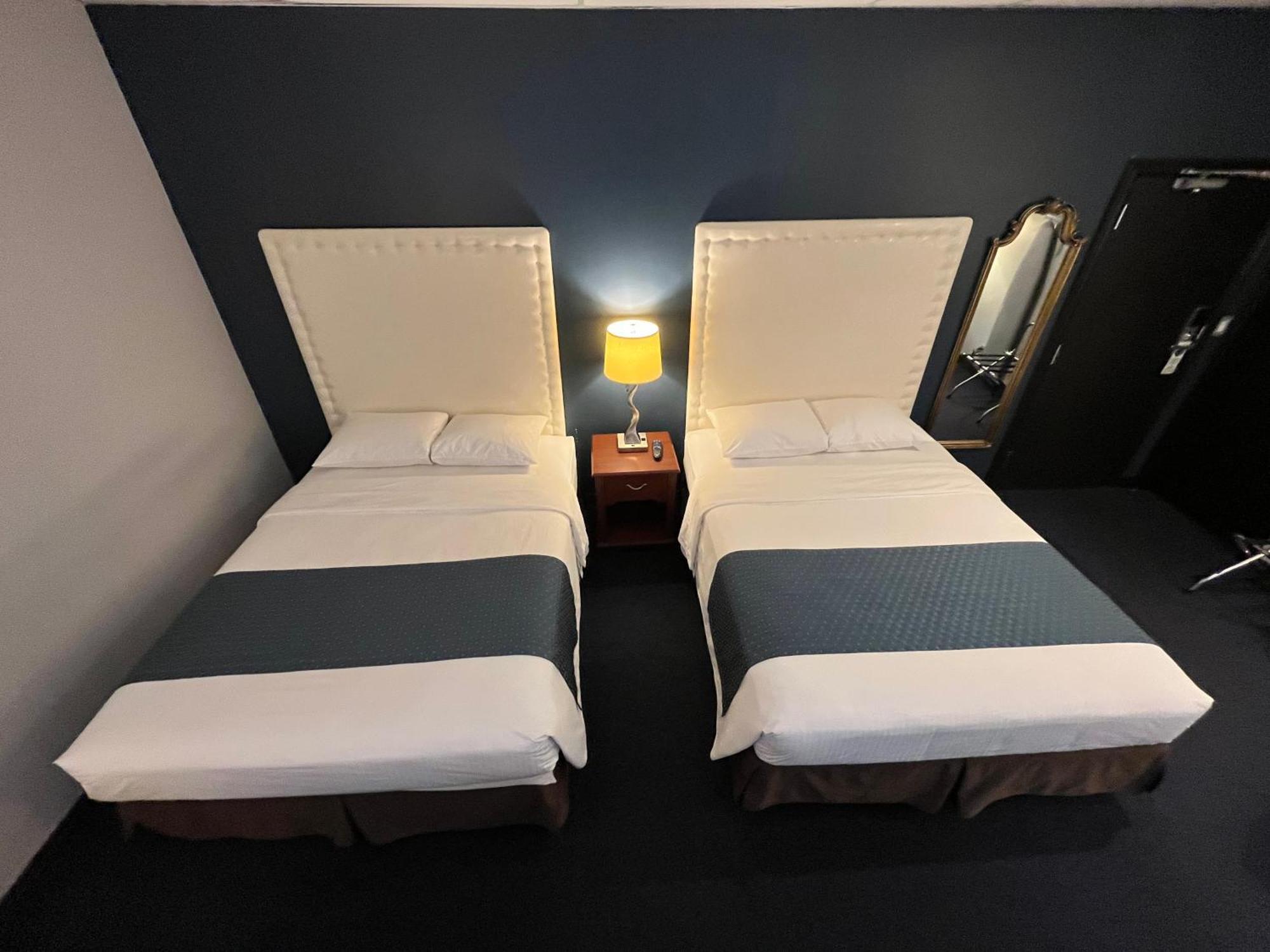 Le Voyageur Inn Mattawa エクステリア 写真