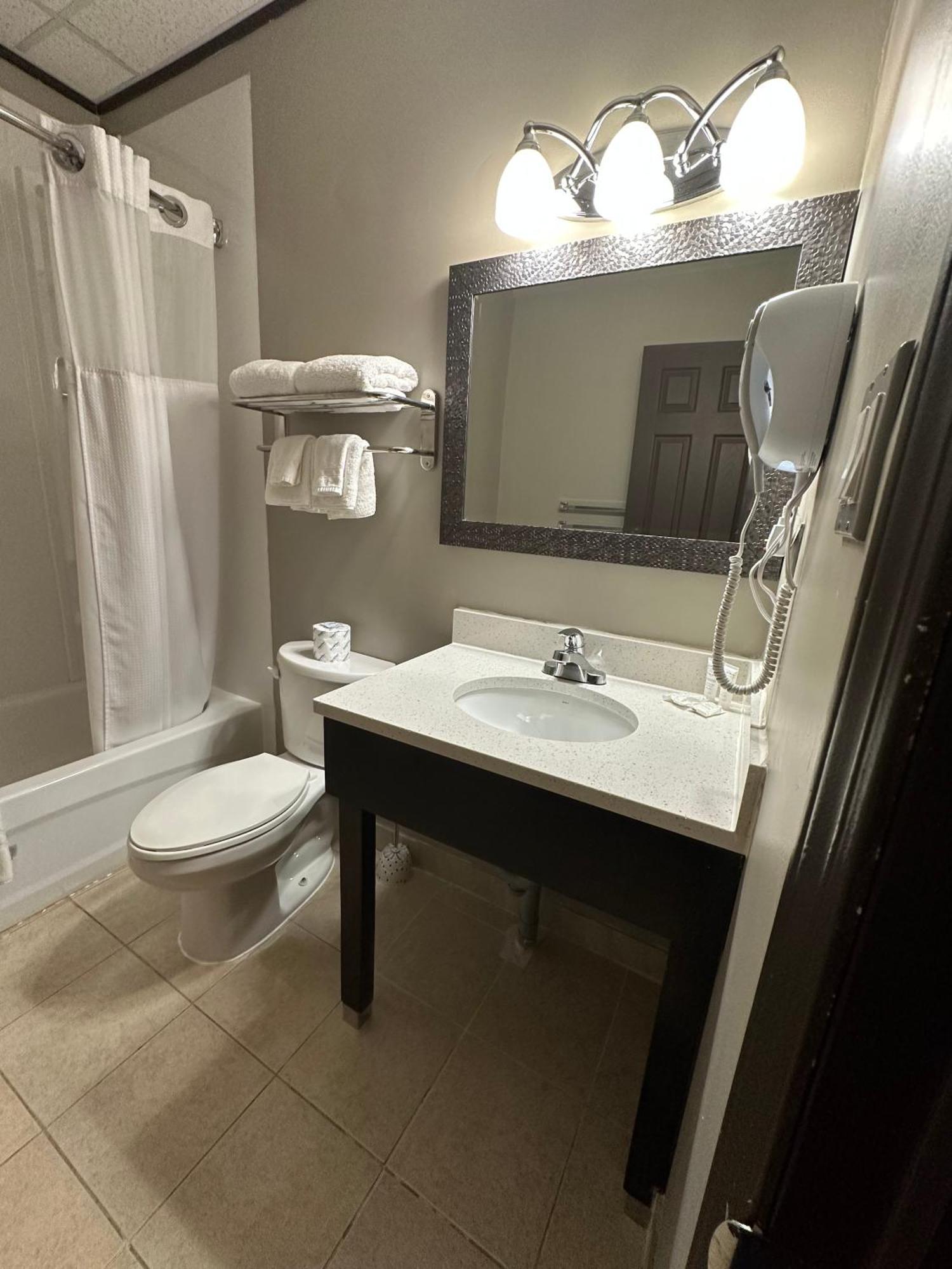 Le Voyageur Inn Mattawa エクステリア 写真