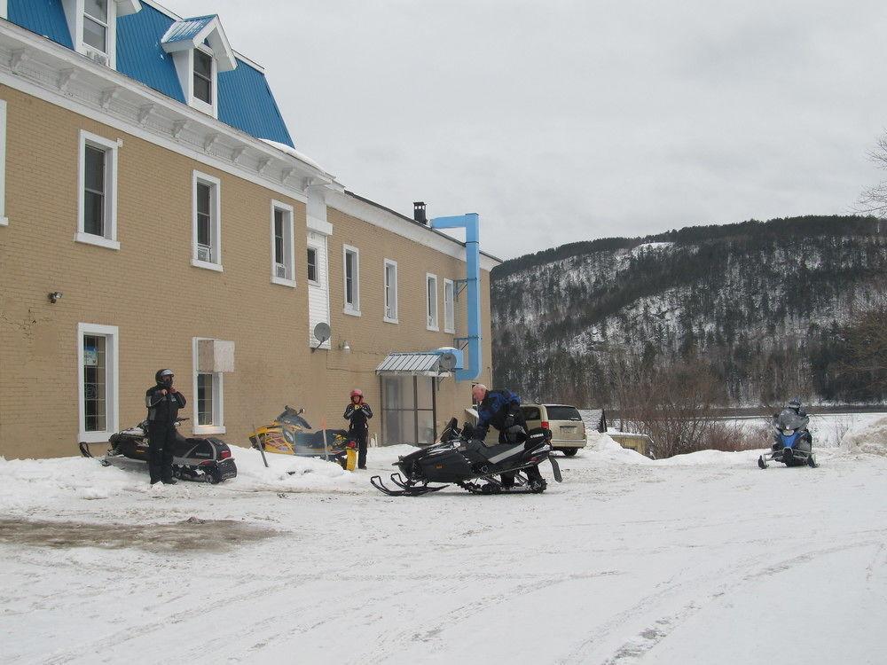 Le Voyageur Inn Mattawa エクステリア 写真
