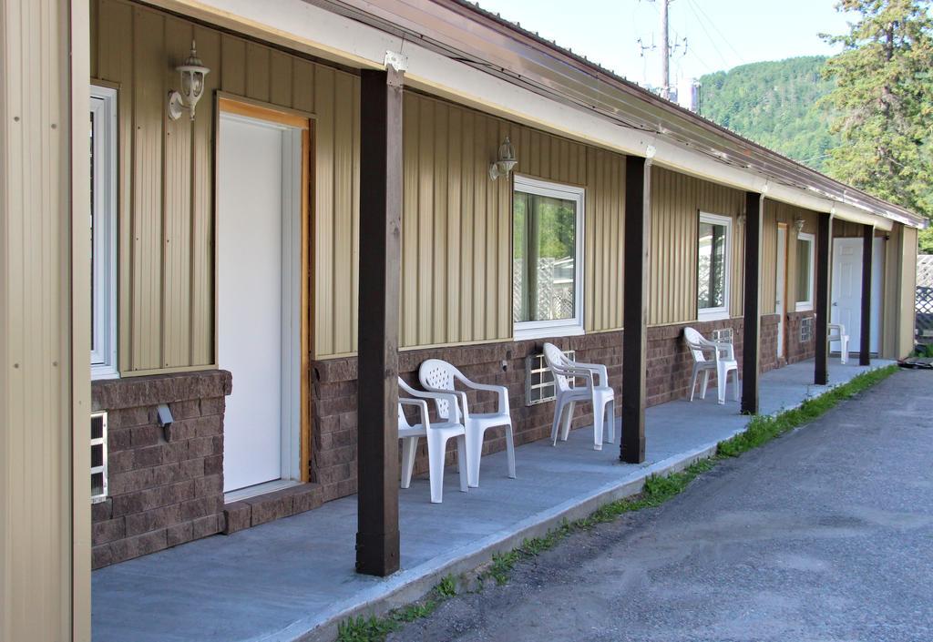 Le Voyageur Inn Mattawa エクステリア 写真