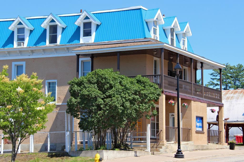 Le Voyageur Inn Mattawa エクステリア 写真